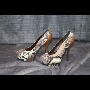 SZ 8 H by Halston faux snakeskin heels